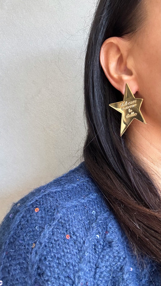 Mono  orecchino destro  stella  grande  “dal caos nascono le stelle “