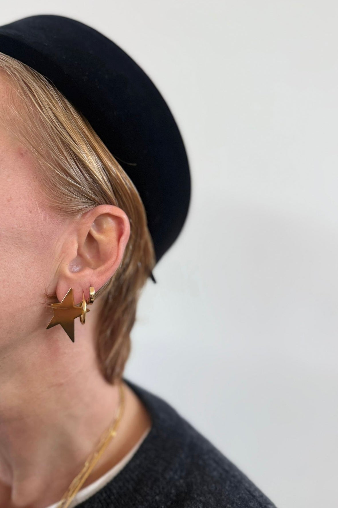 Mono orecchino destro piccola stella